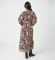 Robe midi noire fleurie, manches longues ballon, ceinture à nouer, motif beige rouge, vue de dos élégante.