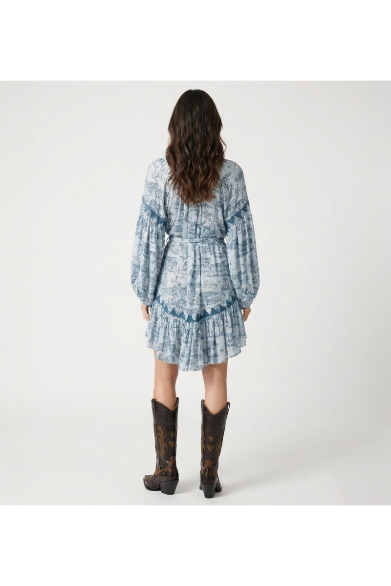 Vista trasera: Vestido camisero corto mujer azul verdoso estampado safari, mangas globo, cintura anudada, bajo volante.