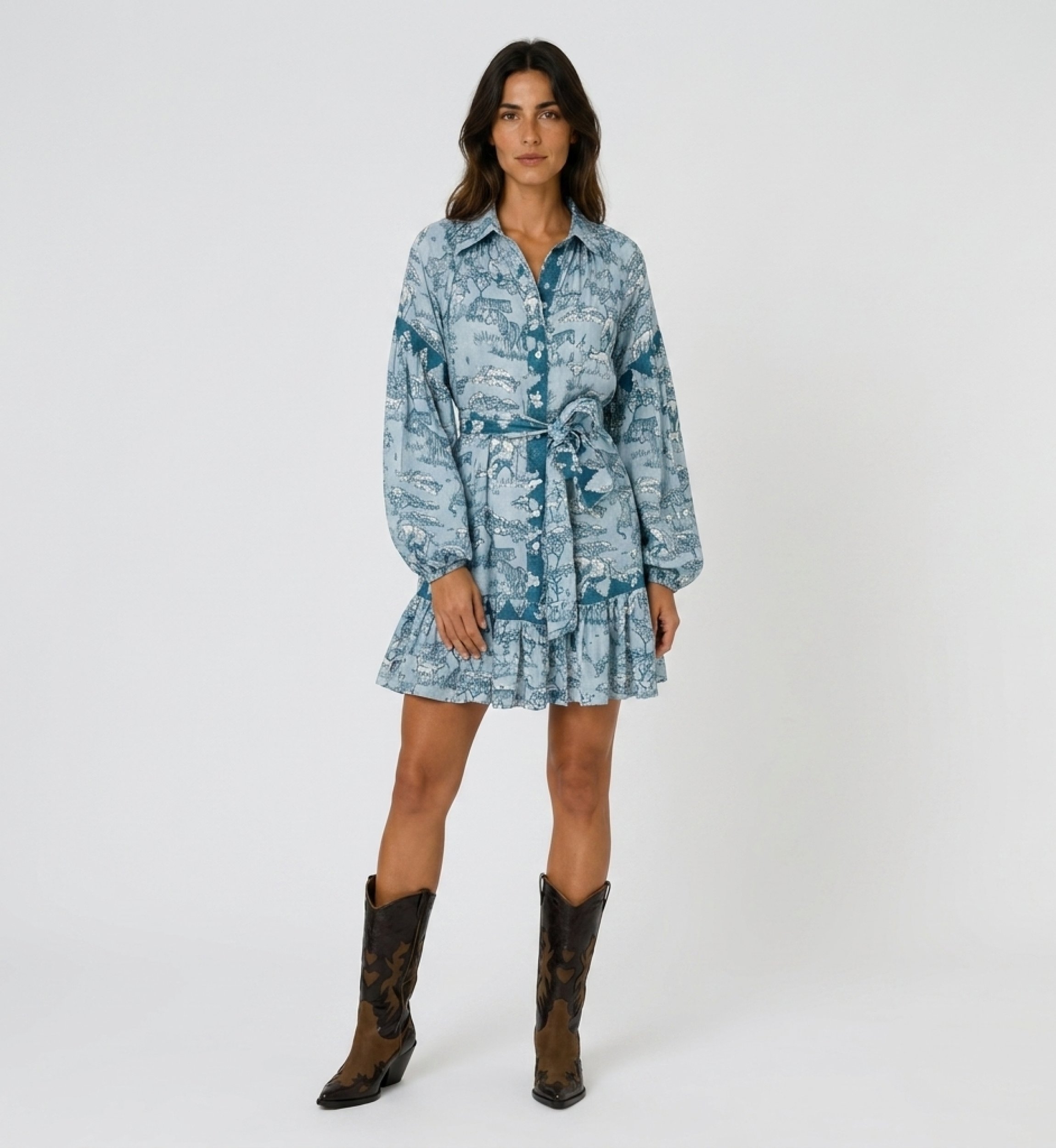 Robe chemise bleu clair et sarcelle motif toile de Jouy safari, manches ballon, col, taille nouée, ourlet volanté, vue de face.