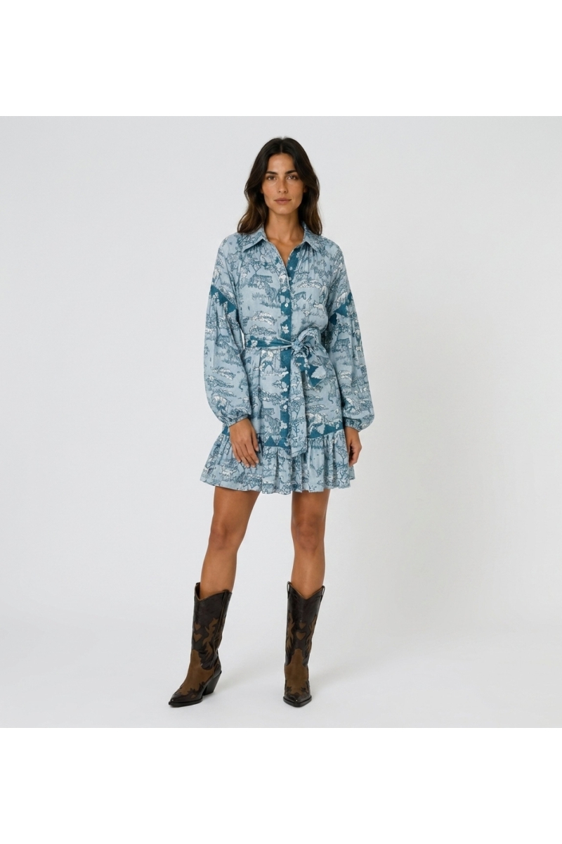 Robe chemise bleu clair et sarcelle motif toile de Jouy safari, manches ballon, col, taille nouée, ourlet volanté, vue de face.