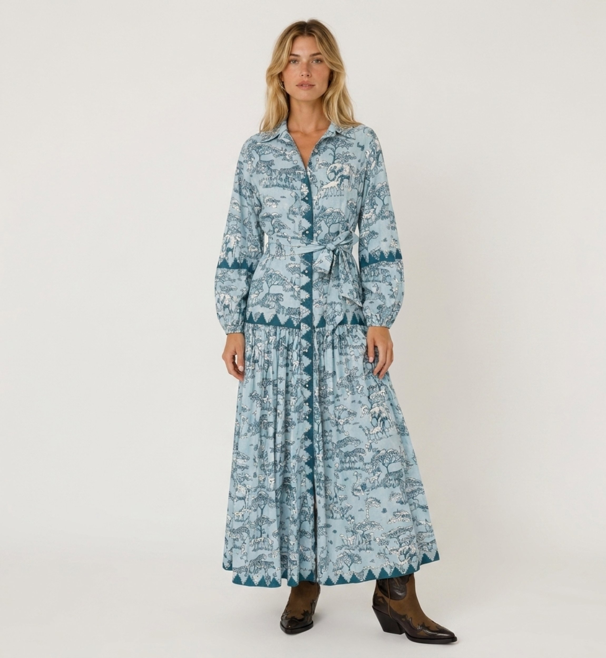 Robe longue chemise manches longues bleu clair et canard, motif safari animaux, col, boutonnée, ceinture.