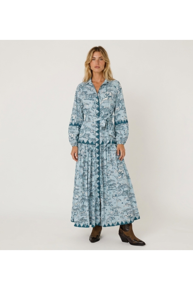 Robe longue chemise manches longues bleu clair et canard, motif safari animaux, col, boutonnée, ceinture.