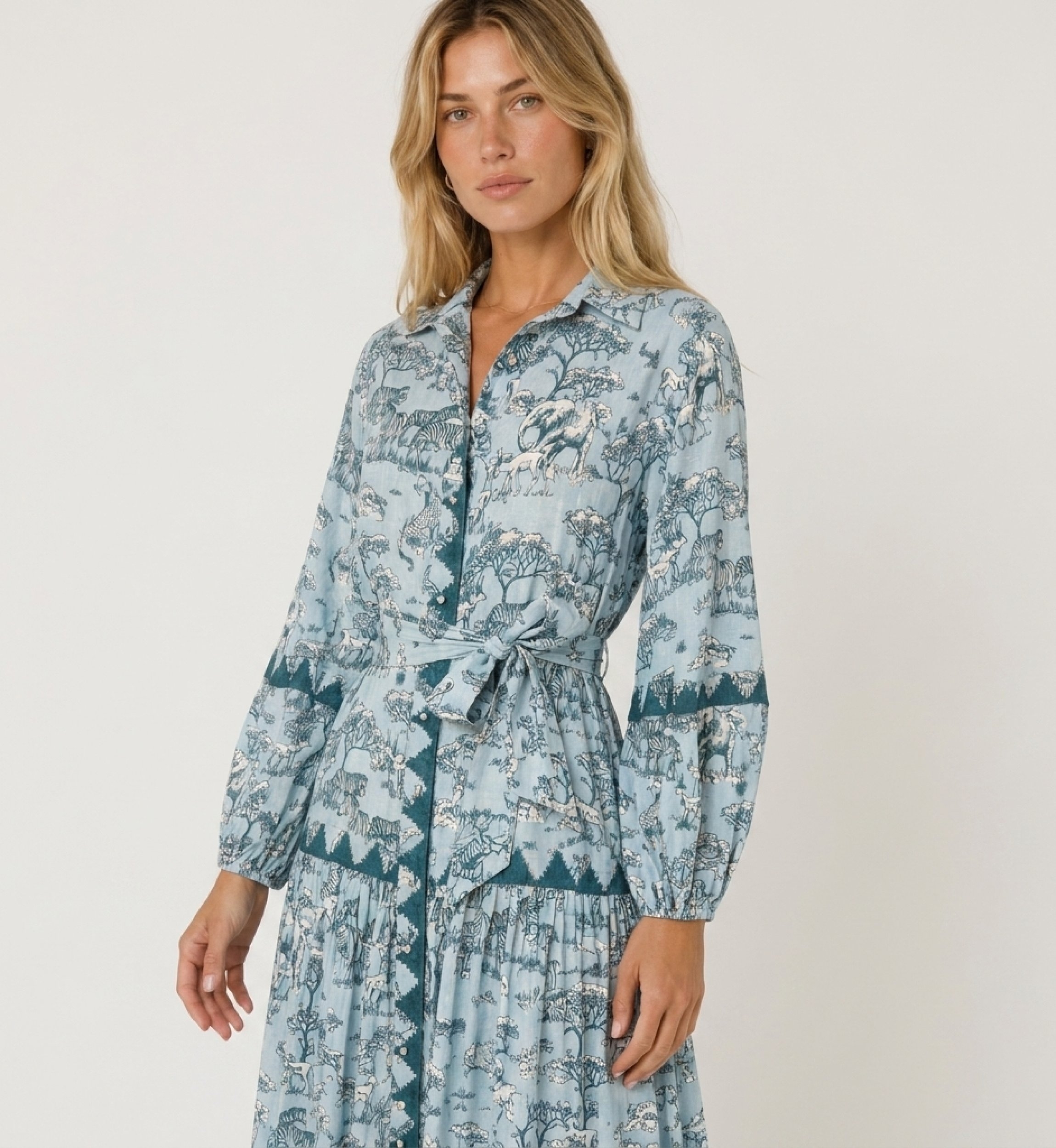 Robe longue chemise manches longues bleu clair et sarcelle, motif animaux safari, col, boutonnée, ceinture.