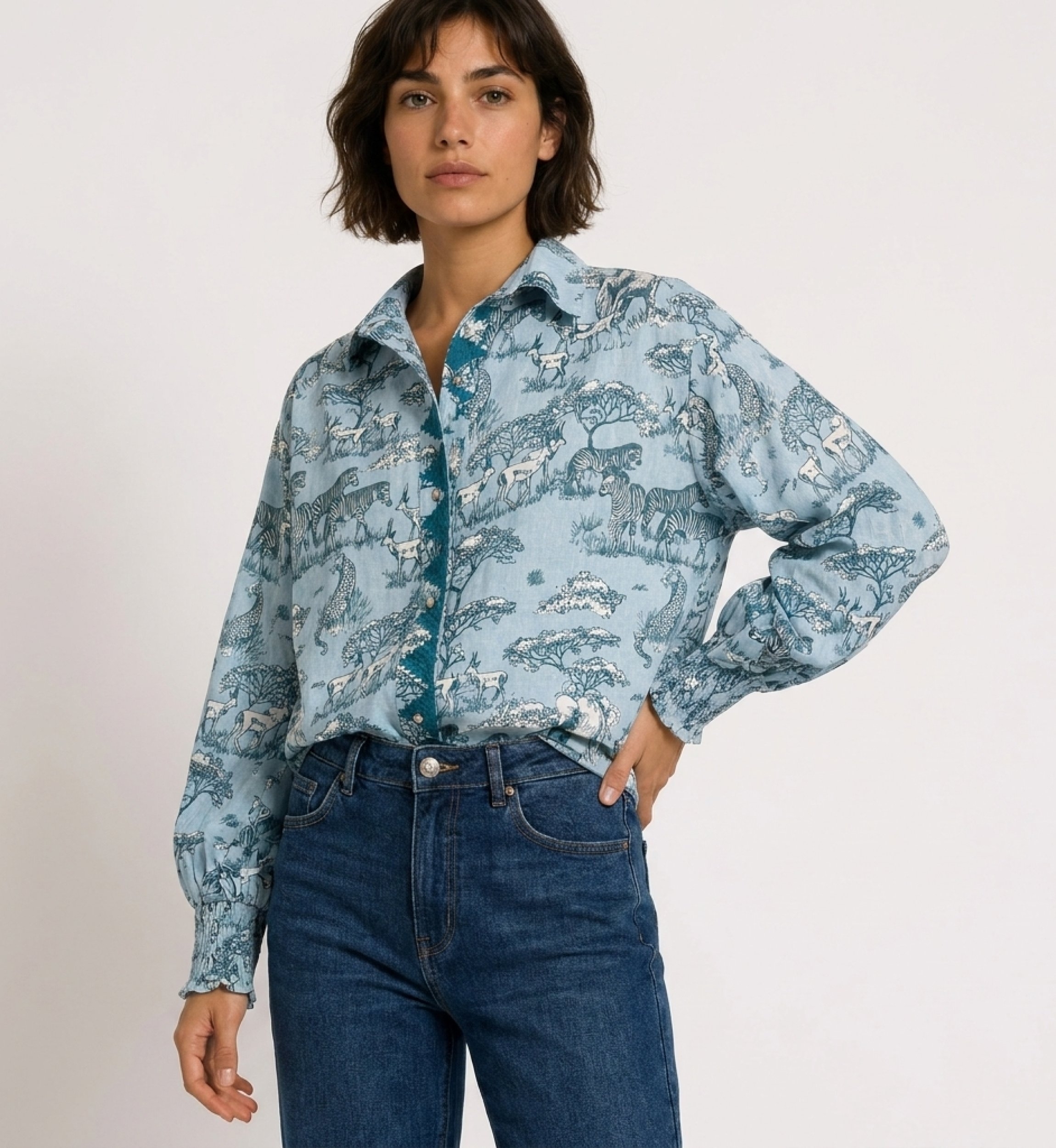 Chemise bleu clair boutonnée à manches longues, imprimé animaux safari bleu foncé et blanc, manches bouffantes, poignets smockés