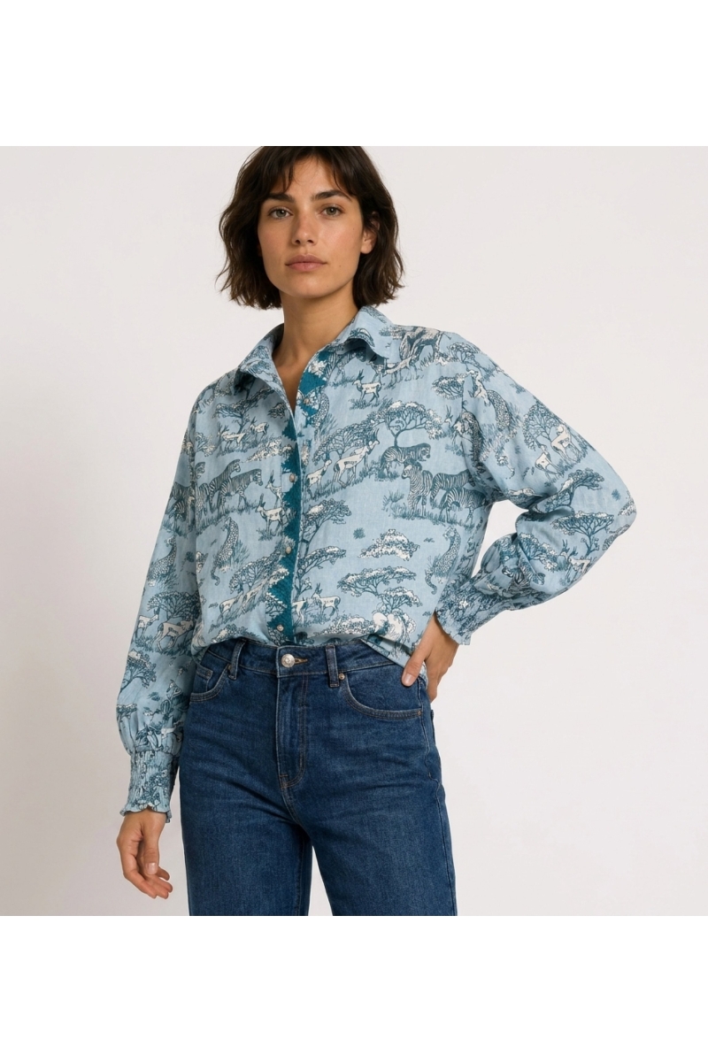 Camisa azul claro de manga larga con botones, estampado de animales safari azul oscuro y blanco, mangas abullonadas, puños frunc