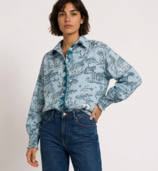 Chemise bleu clair boutonnée à manches longues, imprimé animaux safari bleu foncé et blanc, manches bouffantes, poignets smockés