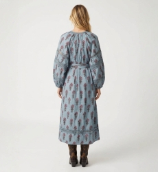 Robe midi bleu clair à motifs floraux rouges et marron, manches longues bouffantes, taille nouée avec pompons, vue de dos.