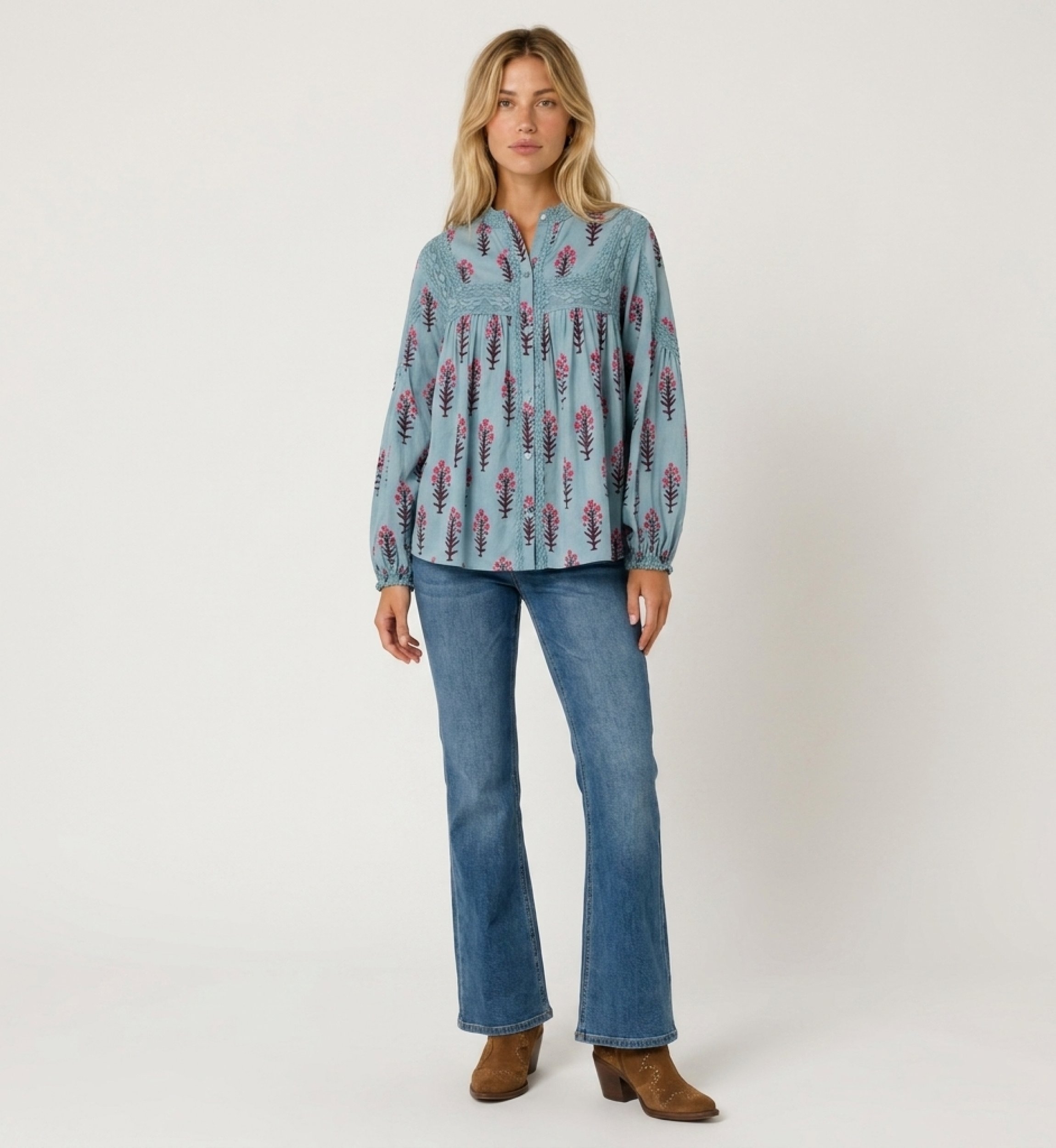 Blusa campesina azul claro de manga larga, estampado floral rosa y marrón, ribete de encaje, corte holgado de algodón, vista fro