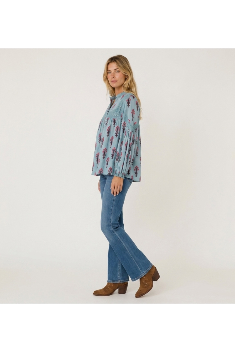 Blouse paysanne bleu clair à manches longues, imprimé floral rose et marron, dentelle, coupe décontractée en tissu coton, vue tr