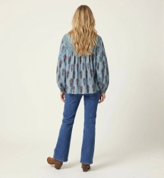 Blouse paysanne bleu clair à manches longues, motif floral rose et marron, dentelle, coupe ample, tissu aspect coton, dos.