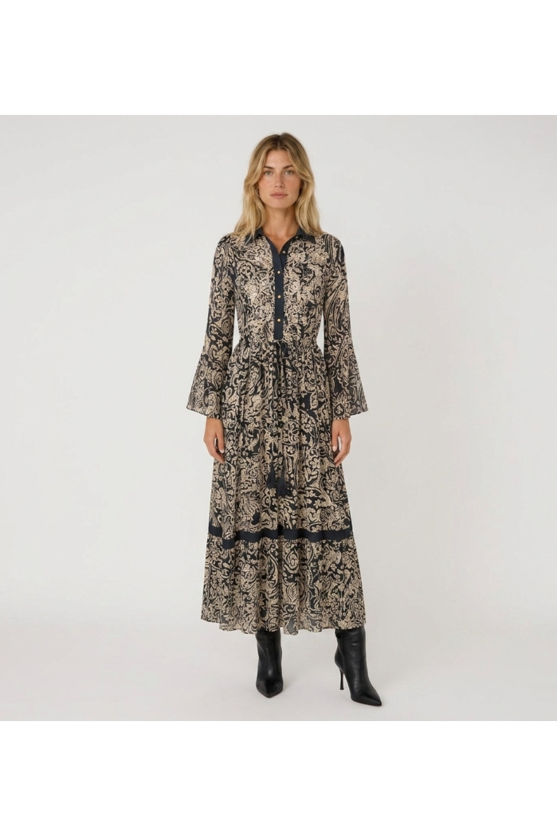 Robe longue maxi à motif noir et beige, col, boutonnée devant, manches cloche, taille coulissante à pompons.