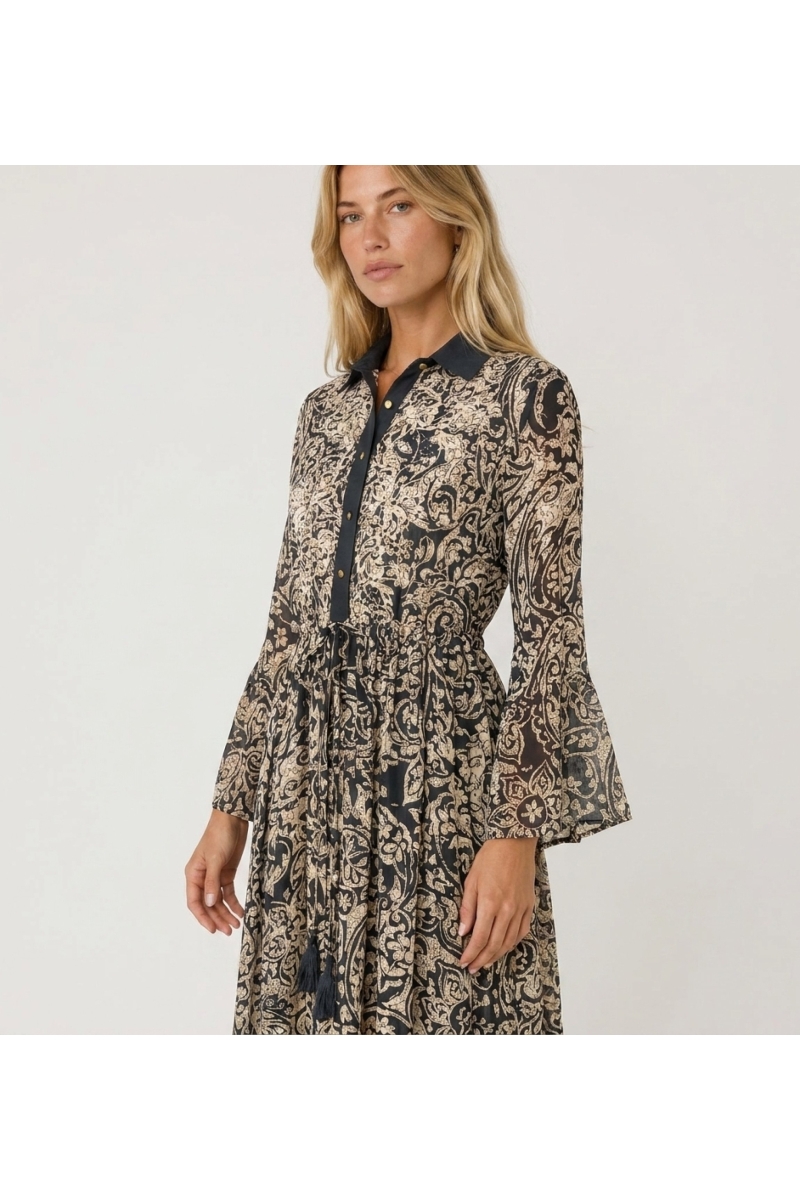 Maxi robe longue motif noir et beige, col, boutonnée, manches cloche, taille coulissante à pompons. Style fluide élégant.