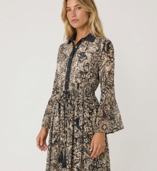 Maxi robe longue motif noir et beige, col, boutonnée, manches cloche, taille coulissante à pompons. Style fluide élégant.