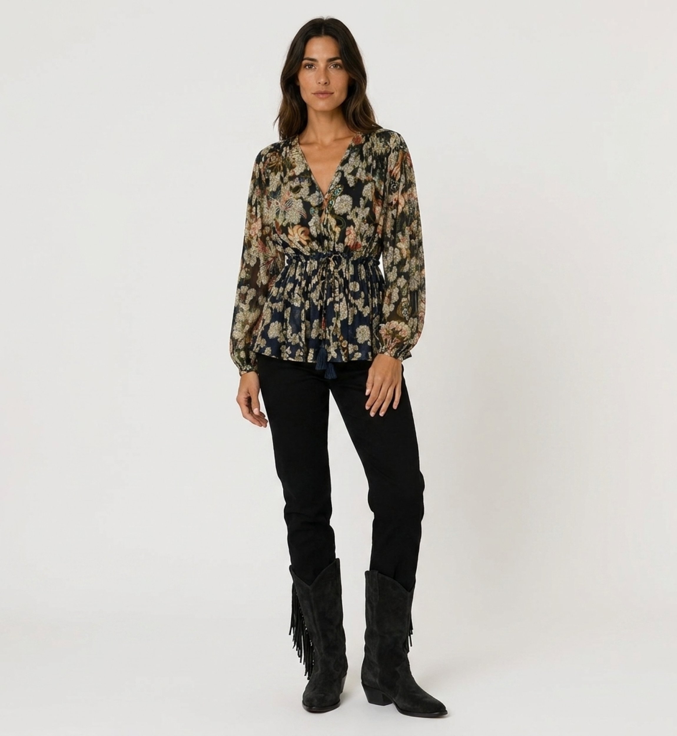 Blusa azul marino transparente de manga larga con estampado floral dorado, cuello en V y cintura con cordón, vista frontal.