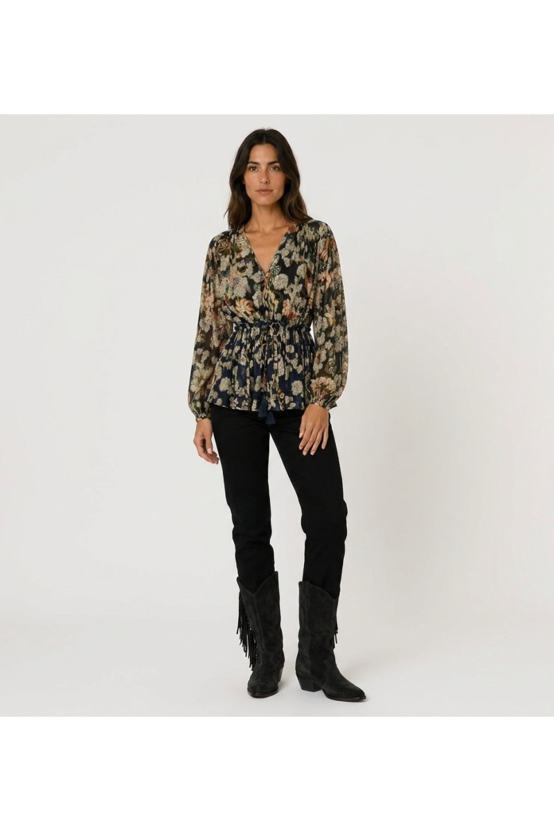 Blusa azul marino transparente de manga larga con estampado floral dorado, cuello en V y cintura con cordón, vista frontal.