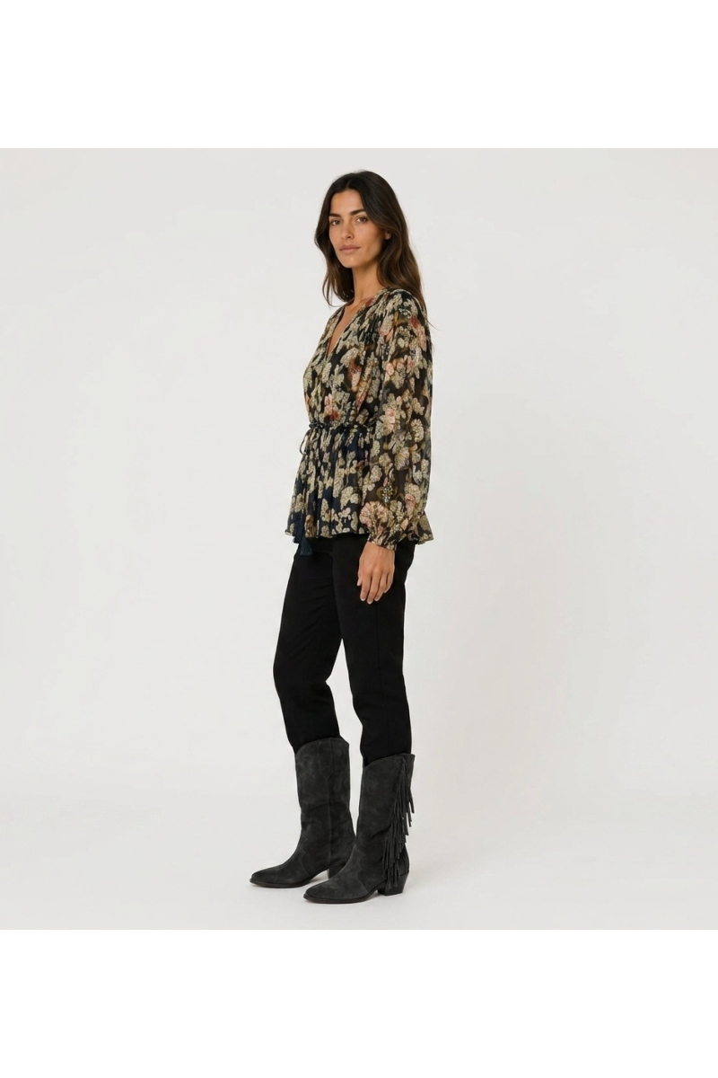 Blouse bleu marine à manches longues et col V, motif floral coloré et feuilles d'or, taille à cordon, tissu transparent.