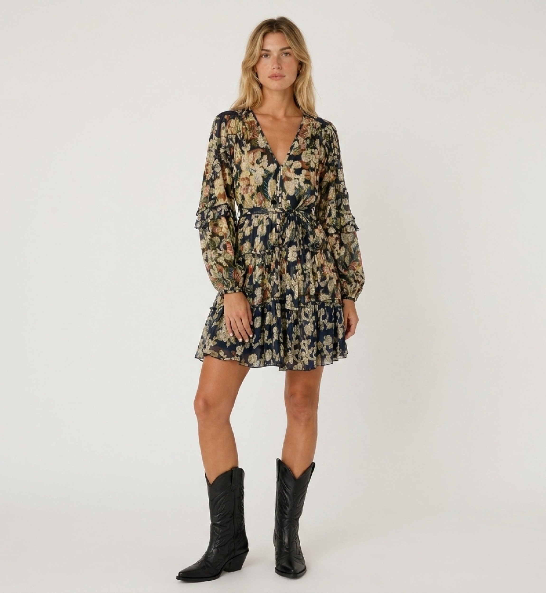 Vue de face d'une robe courte bleu marine à manches courtes, motif floral doré, col V, jupe étagée et taille nouée.