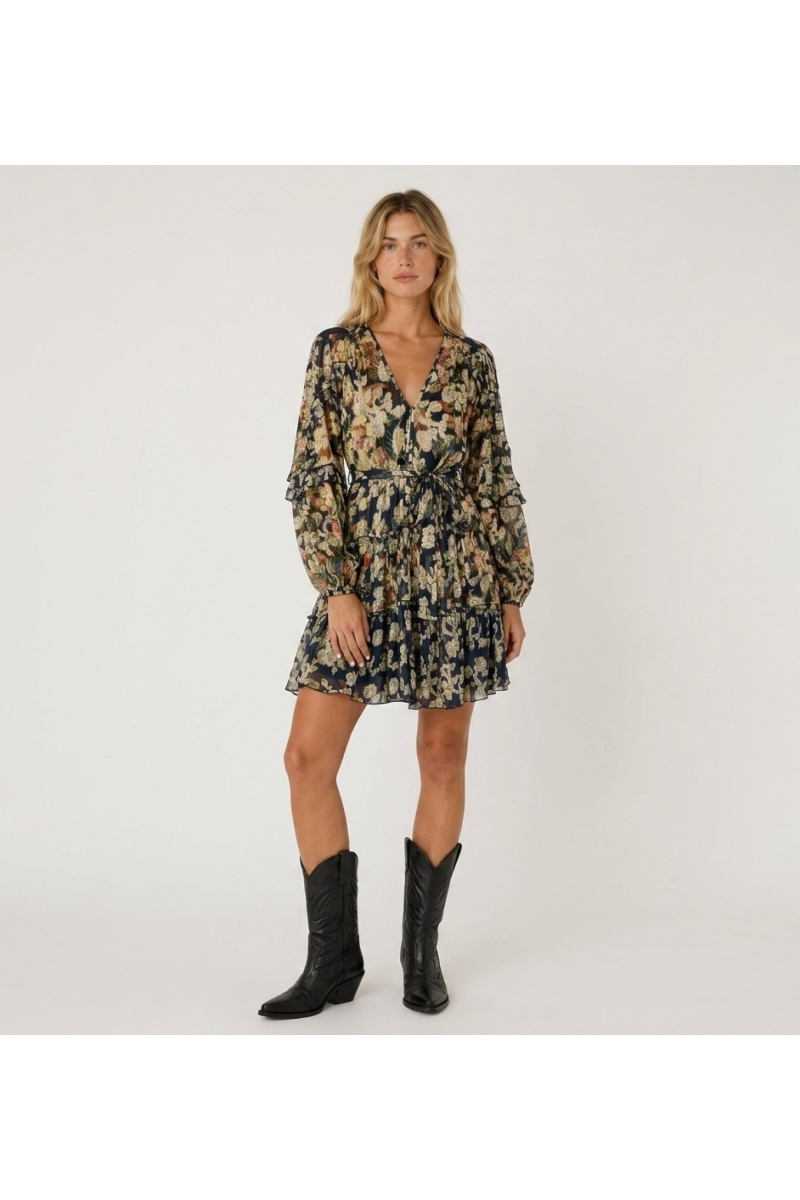 Vue de face d'une robe courte bleu marine à manches courtes, motif floral doré, col V, jupe étagée et taille nouée.