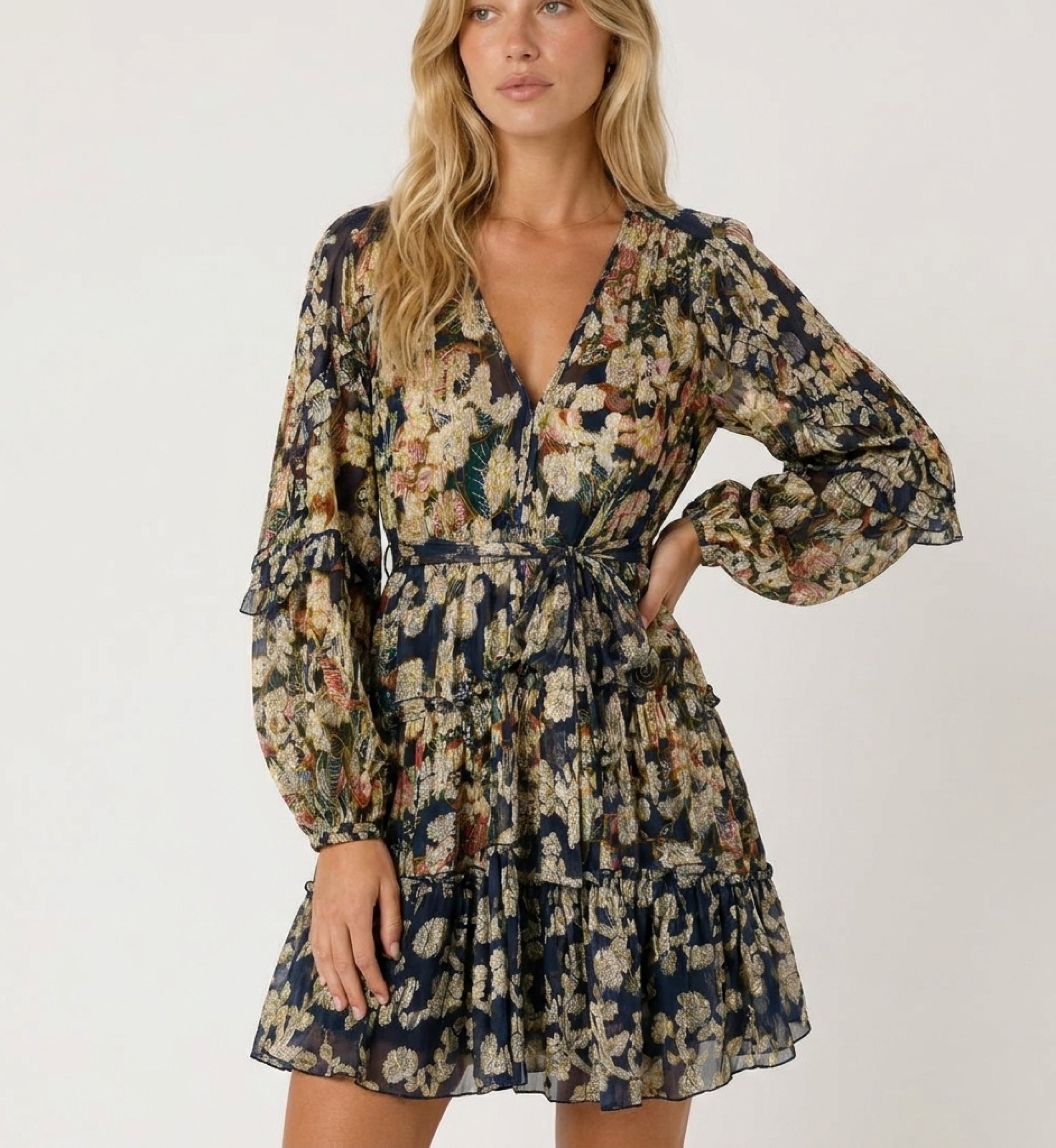 Robe courte bleu marine à manches courtes, col V, motifs floraux or, jupe étagée, taille nouée, tissu léger, vue 3/4.