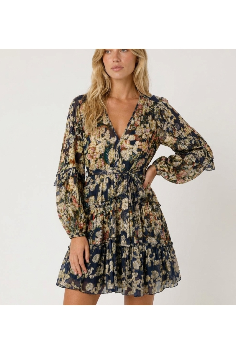 Vestido azul marino de manga corta y cuello V, estampado floral oro, falda escalonada, cintura con lazo, tela ligera, vista 3/4.
