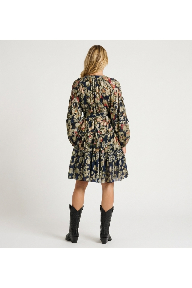 Dos robe courte bleu marine, motif floral doré, manches courtes, col V, jupe à volants, taille nouée, tissu léger.