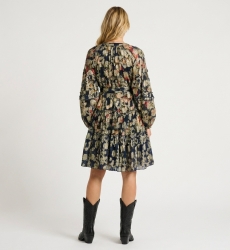 Dos robe courte bleu marine, motif floral doré, manches courtes, col V, jupe à volants, taille nouée, tissu léger.