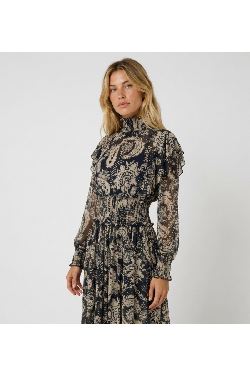 Robe midi à manches longues, imprimé cachemire noir et beige, col volanté, taille smockée, tissu transparent. Vue 3/4.