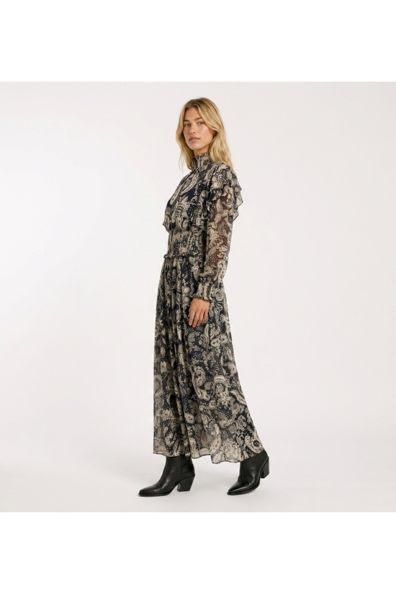 Élégante robe midi noire et beige imprimé cachemire, manches longues, col volanté, taille smockée. Vue trois-quarts.