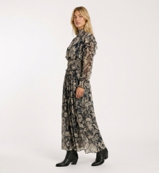 Élégante robe midi noire et beige imprimé cachemire, manches longues, col volanté, taille smockée. Vue trois-quarts.