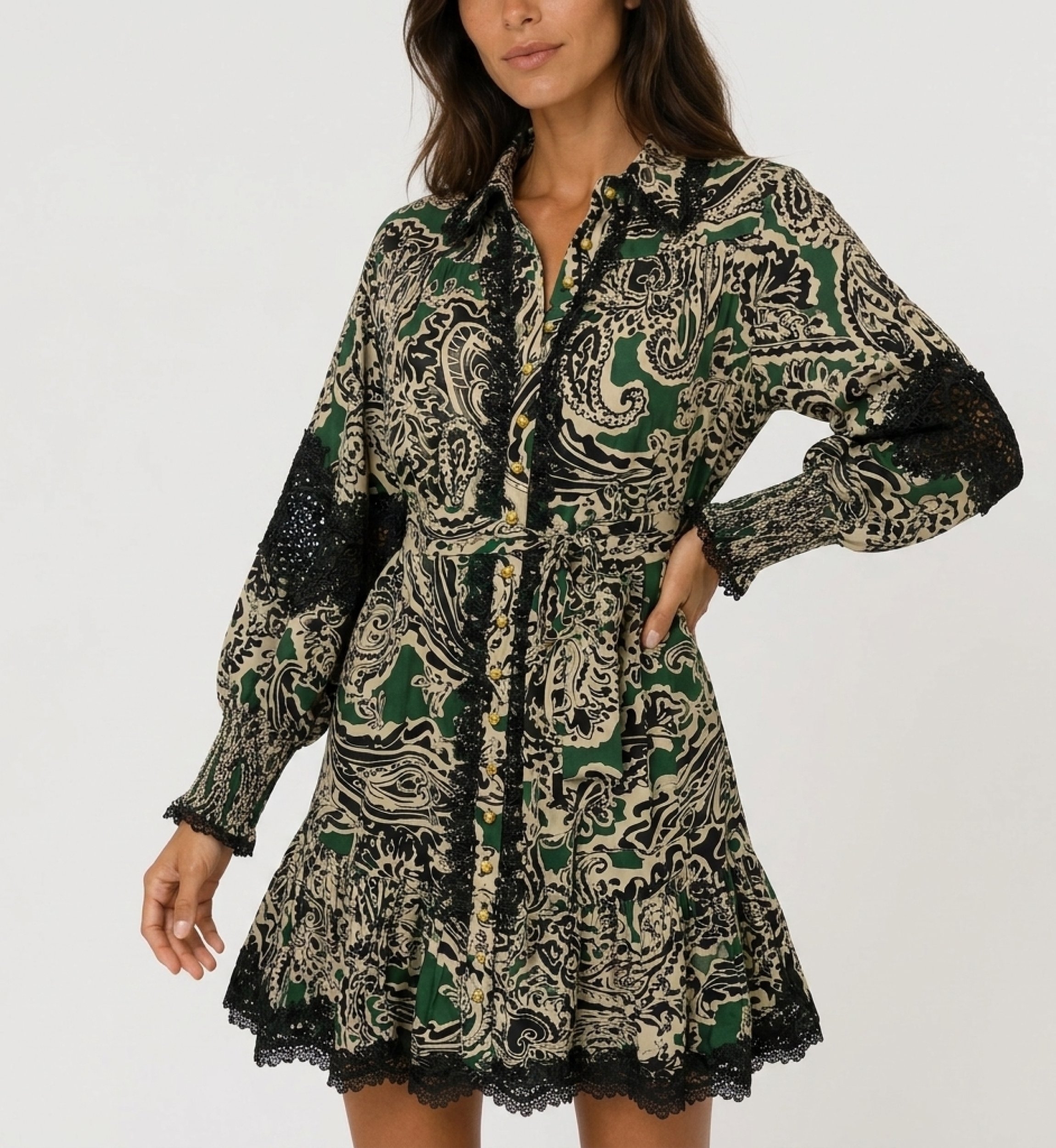 Robe courte cachemire vert, noir, beige, manches longues, col, dentelle noire, boutons dorés et taille nouée.