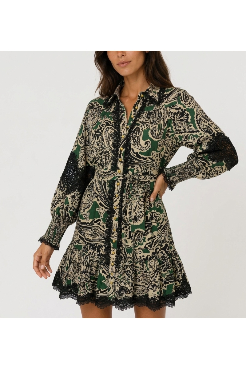 Robe courte cachemire vert, noir, beige, manches longues, col, dentelle noire, boutons dorés et taille nouée.