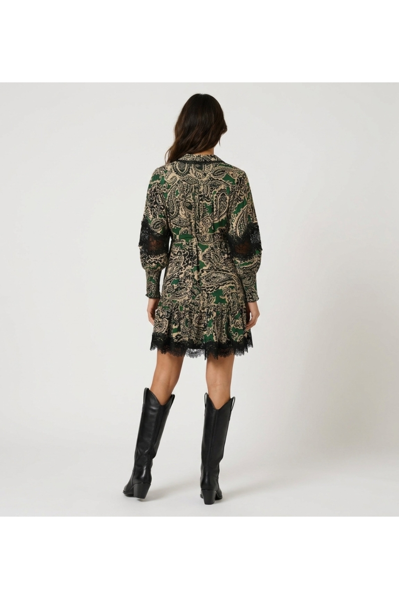 Robe courte cachemire dos, manches longues, imprimé vert noir beige, col, dentelle noire, boutons dorés, taille à nouer.