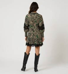 Robe courte cachemire dos, manches longues, imprimé vert noir beige, col, dentelle noire, boutons dorés, taille à nouer.