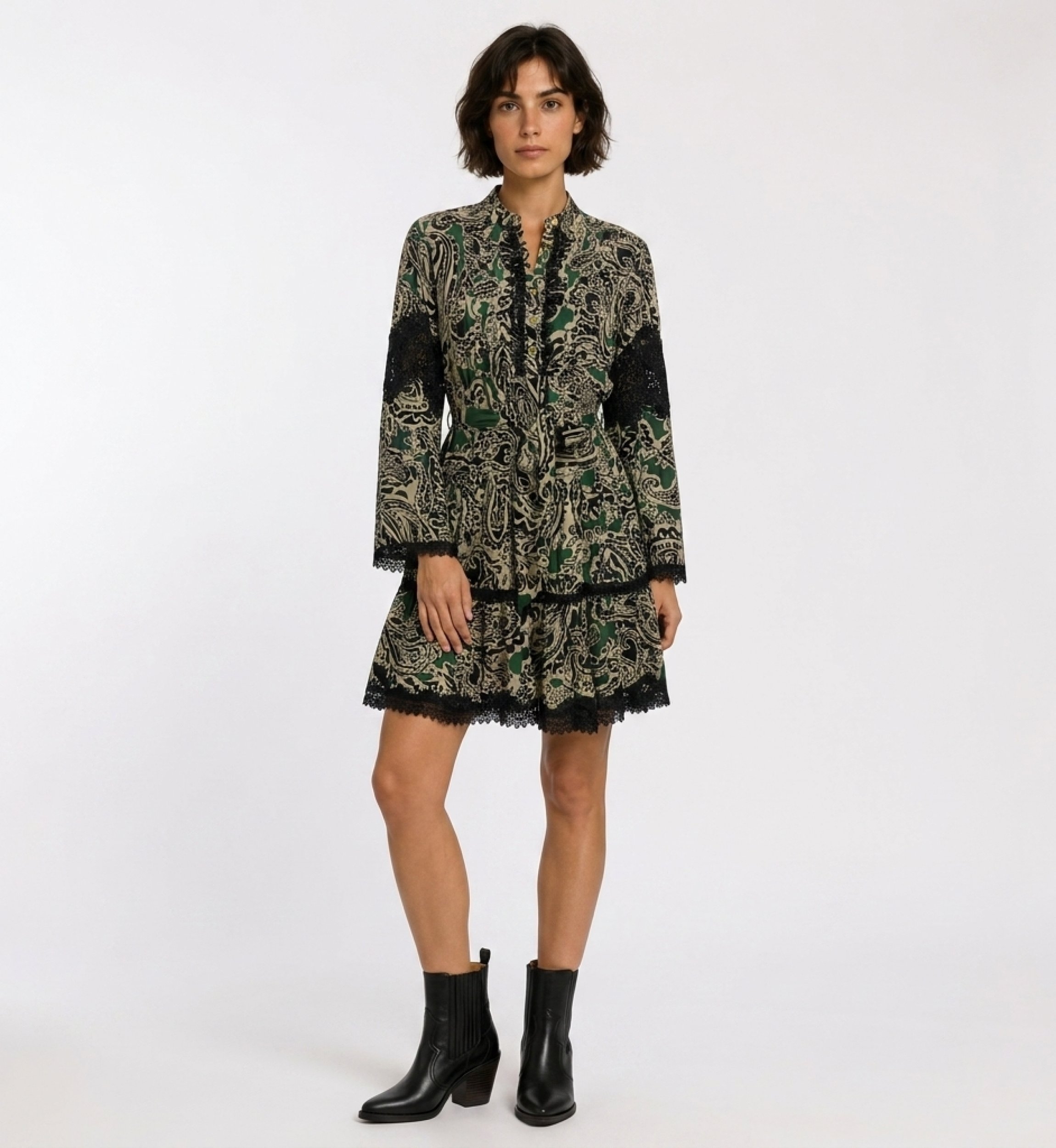 Robe courte à manches longues, col, imprimé cachemire vert, noir, beige, jupe à volants, taille nouée, bordure dentelle noire, v