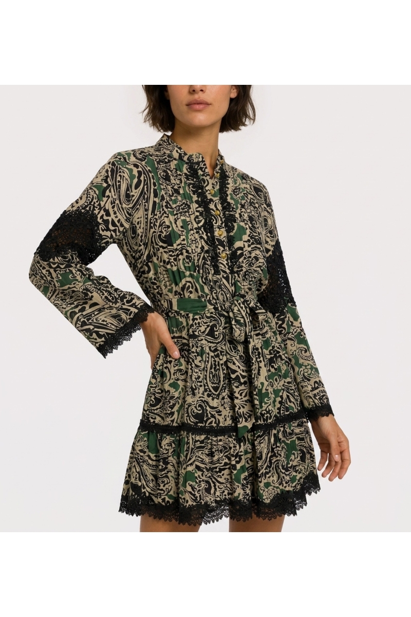 Mini-robe cachemire vert, noir, beige. Manches longues, col, jupe étagée, taille à nouer, bordure dentelle noire.