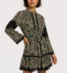 Mini-robe cachemire vert, noir, beige. Manches longues, col, jupe étagée, taille à nouer, bordure dentelle noire.