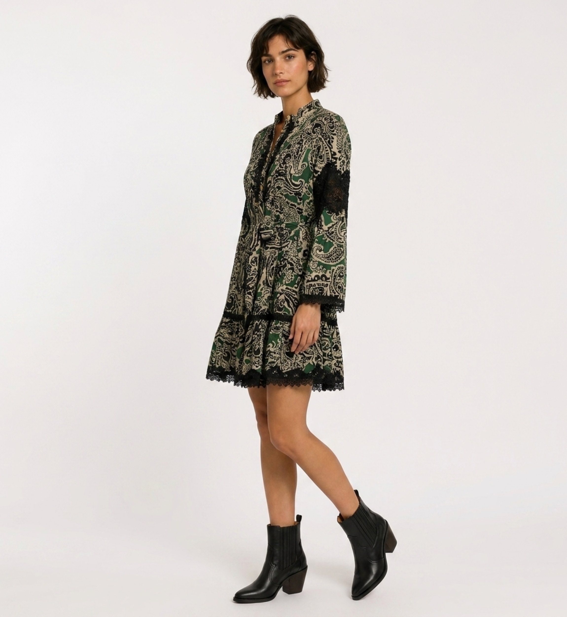 Mini-robe manches longues col, imprimé cachemire vert, noir et beige, jupe étagée, taille nouée, dentelle noire, vue 3/4.