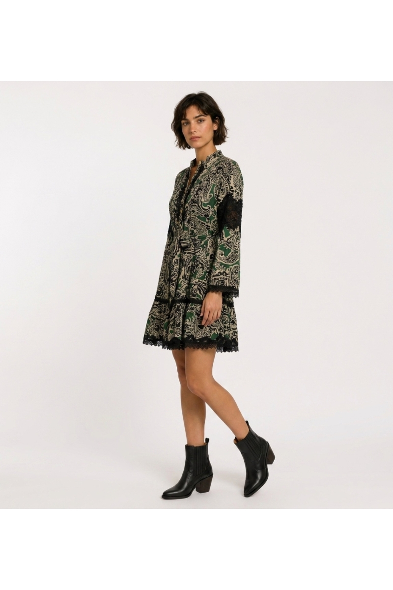 Mini-robe manches longues col, imprimé cachemire vert, noir et beige, jupe étagée, taille nouée, dentelle noire, vue 3/4.