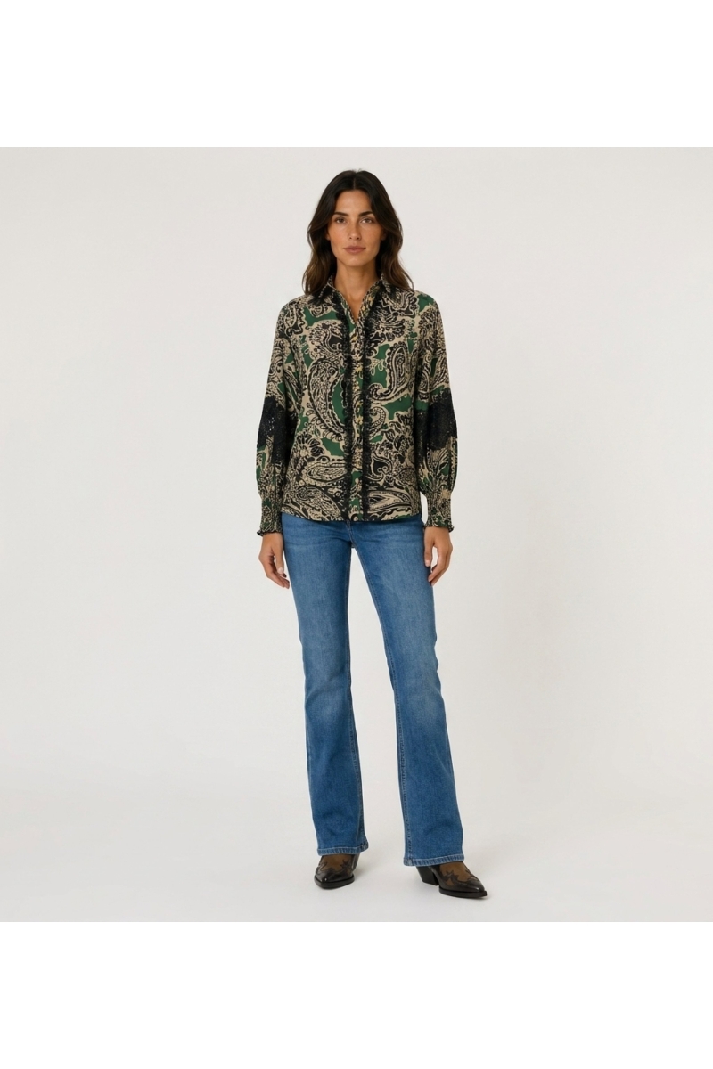 Camisa de mujer manga larga con cuello, estampado cachemir verde, negro, beige, encaje negro, botones dorados y puños smock. Vis