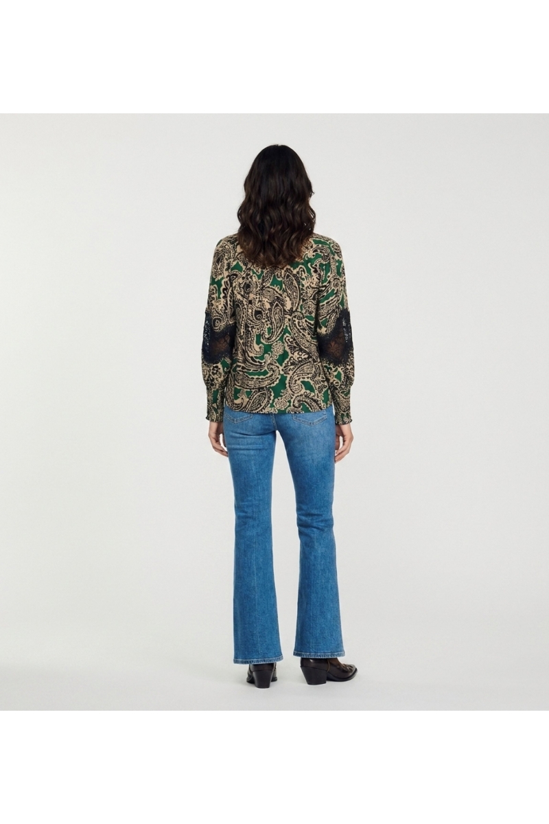 Camisa manga larga con cuello, estampado cachemira verde negro beige, encaje negro, puños fruncidos, vista trasera.