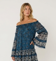 Mini robe bleue et blanche épaules dénudées, manches longues, volants étagés, tissu transparent à fleurs.