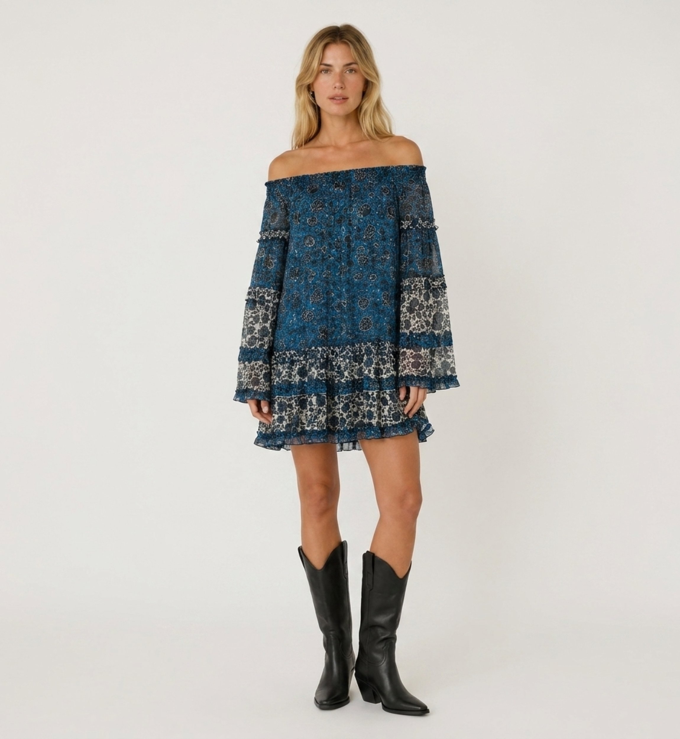 Robe courte bustier bleue et blanche à manches longues, volants étagés et motif floral transparent, vue de face.