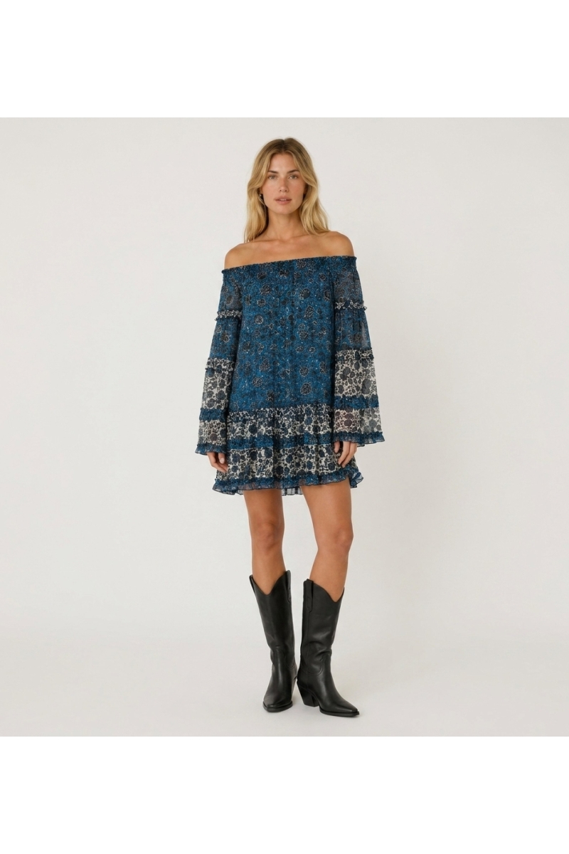 Vestido corto azul y blanco con hombros descubiertos, mangas largas, volantes escalonados y estampado floral transparente, vista
