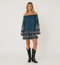 Vestido corto azul y blanco con hombros descubiertos, mangas largas, volantes escalonados y estampado floral transparente, vista