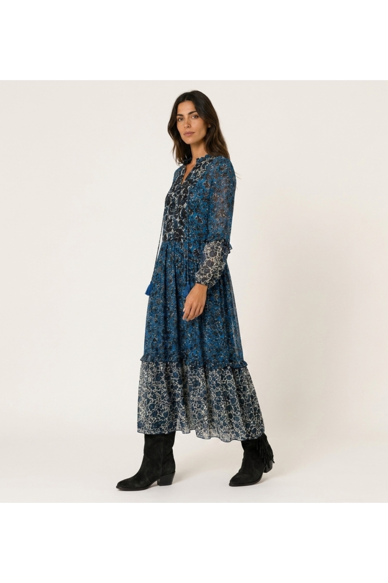 Robe longue fluide étagée à manches longues, imprimé floral bleu, noir, blanc. Coupe ample, tissu léger.