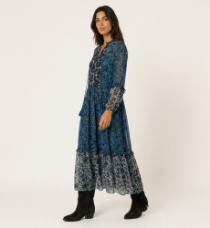Robe longue fluide étagée à manches longues, imprimé floral bleu, noir, blanc. Coupe ample, tissu léger.
