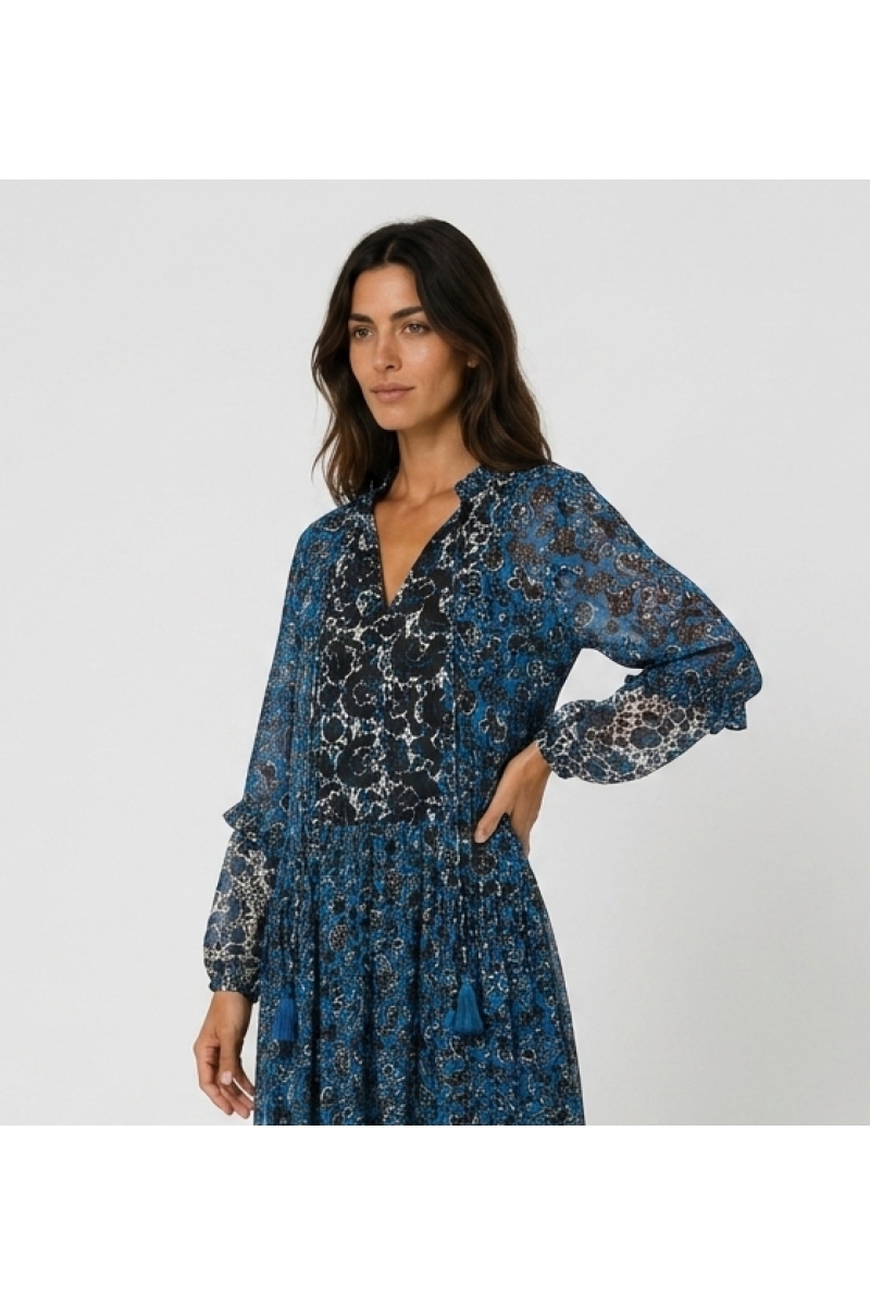 Robe maxi ample à manches longues, étagée, imprimé floral bleu, noir, blanc, tissu léger. Vue de côté.