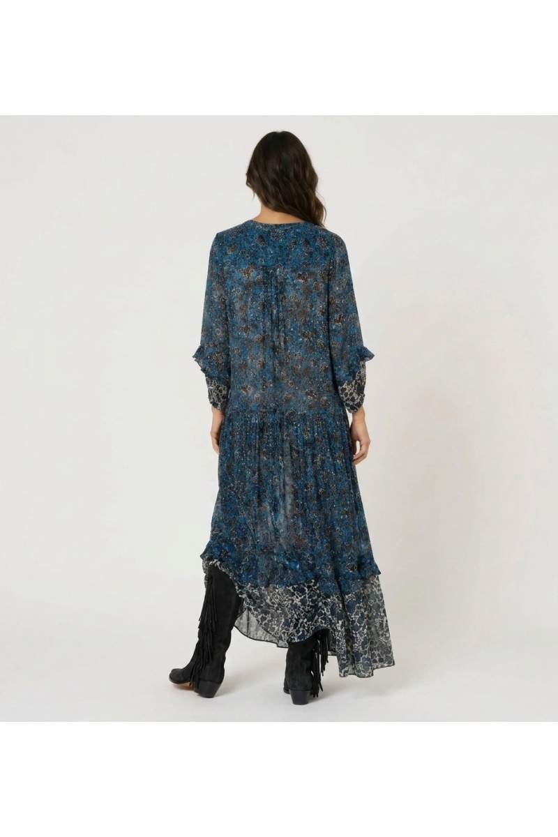 Dos : élégante robe longue à manches, imprimé floral bleu, noir et blanc. Tissu léger, transparent et coupe fluide.