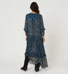 Dos : élégante robe longue à manches, imprimé floral bleu, noir et blanc. Tissu léger, transparent et coupe fluide.