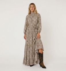 Robe longue maxi rose pâle à motifs floraux verts et dorés, col smocké, manches bouffantes, détails en dentelle.